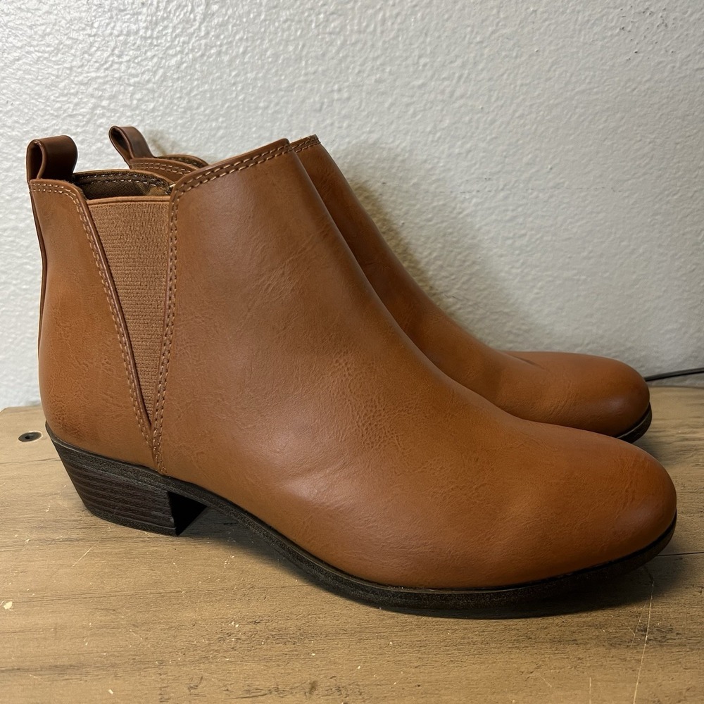 SO‎ Brown Faux Leather Ankle Booties Women's Size 7.5 Memory Foam Low Heel READ